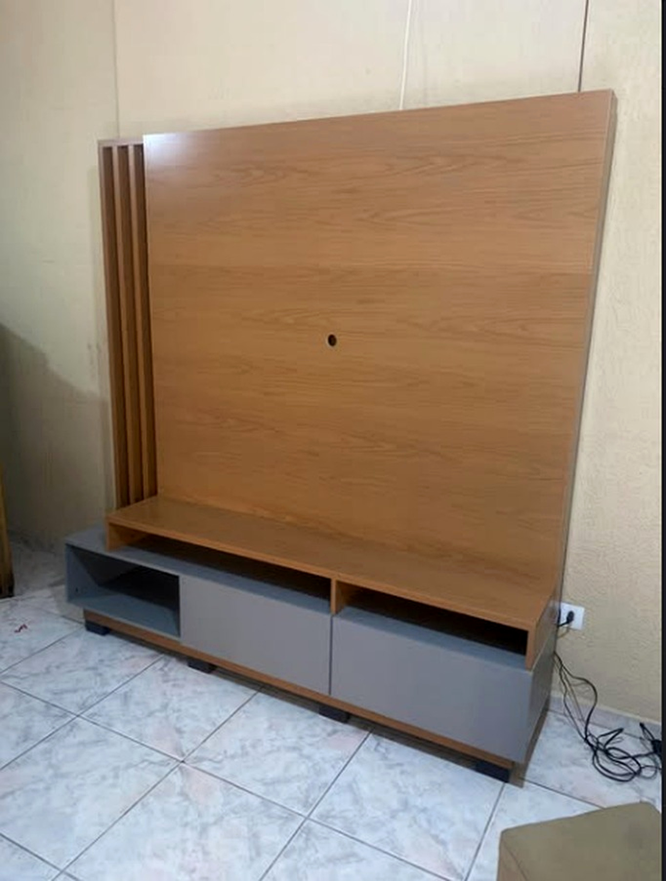 Mesa de escritório após serviço de montagem de móveis